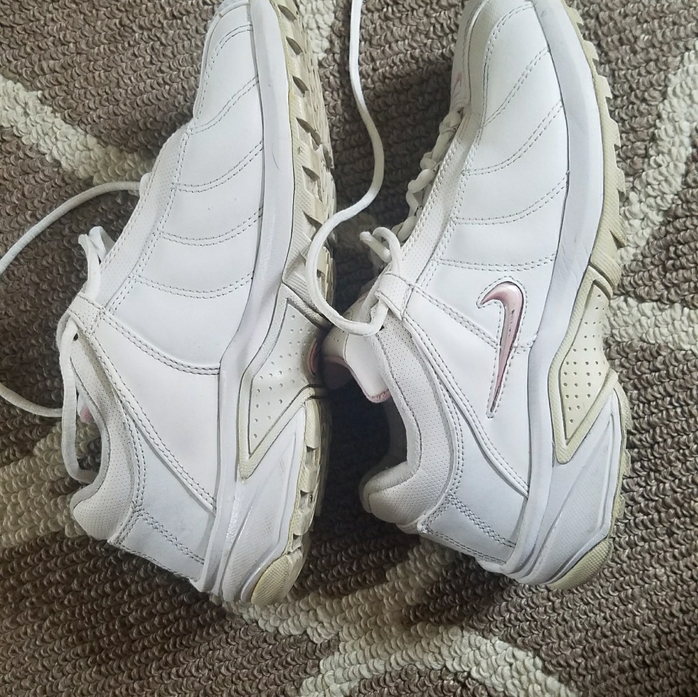 Nike tennis shoes sz 9.5